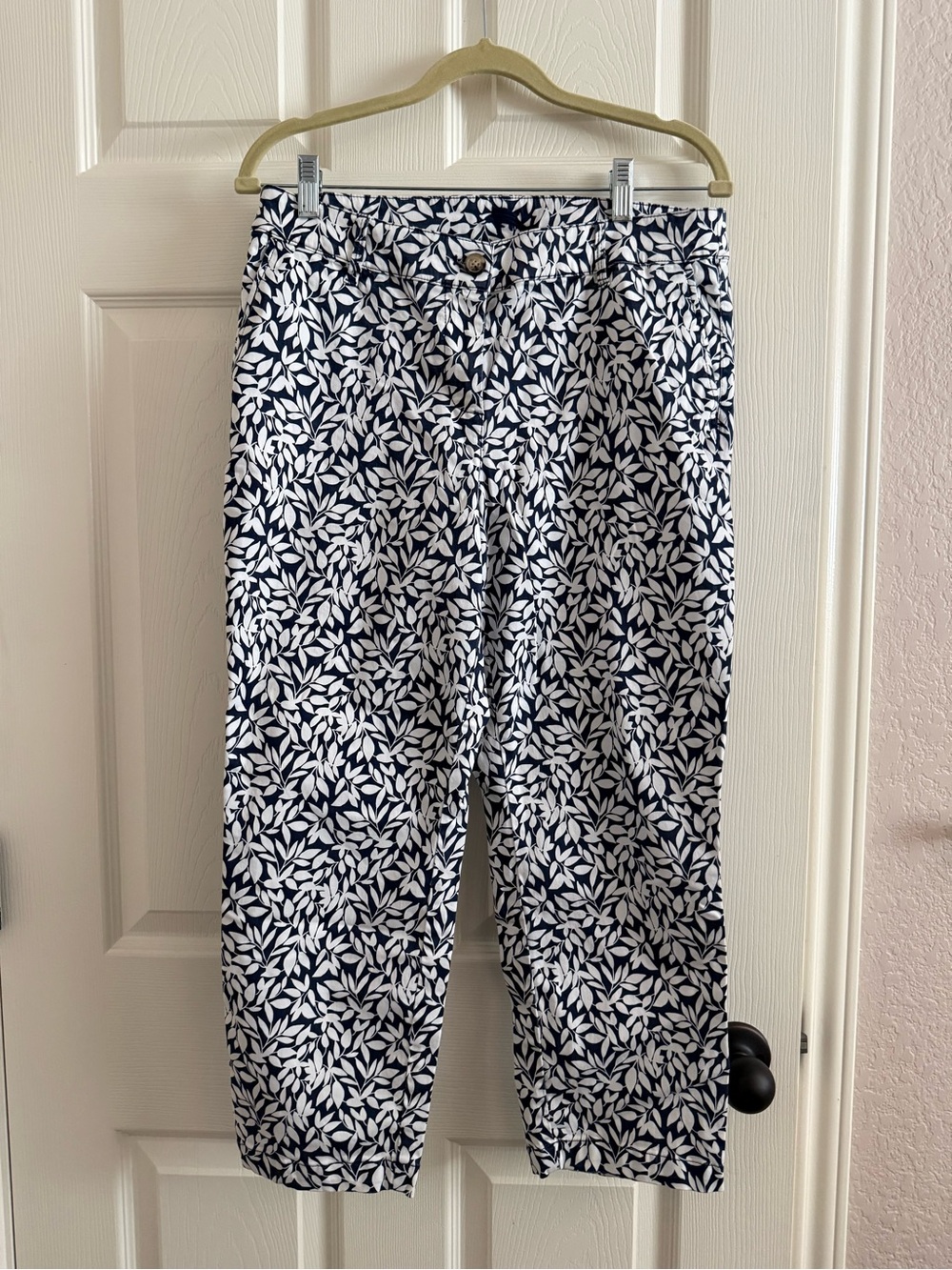 Tommy Bahama Navy & White Leaf-Print Cropped Pants